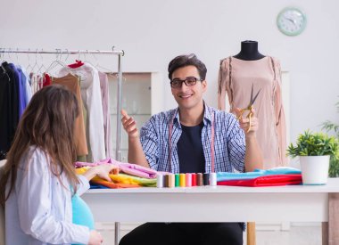 Hamile kadın yeni kıyafet için terziye gidiyor.