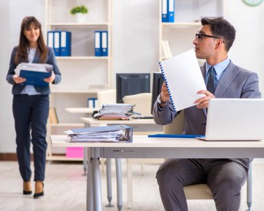 Ofiste çalışan kadın ve erkek.