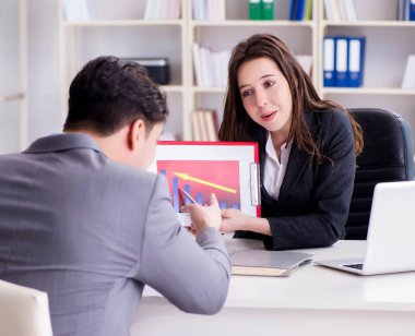 İş adamıyla iş kadını arasındaki iş görüşmesi