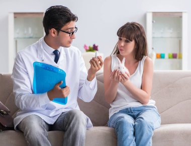 Tavşan besleyen kadın veteriner doktoru ziyaret ediyor.