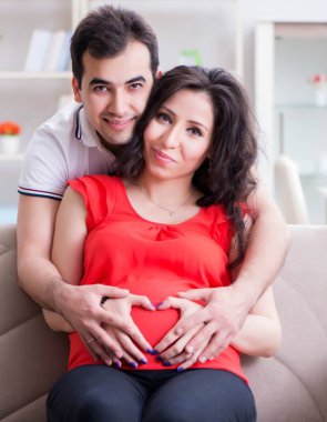 Bir bebek bekleyen genç çift.