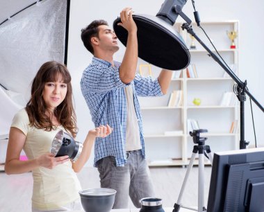 Fotoğraf stüdyosunda çalışan genç fotoğrafçı.