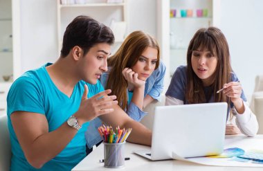Tasarımcı takımı yeni iç projeyi tartışıyor