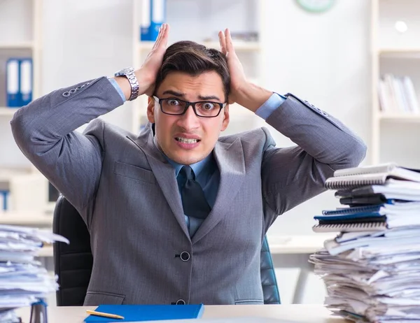 Überlastet mit Arbeitskräften unter Papierkram — Stockfoto