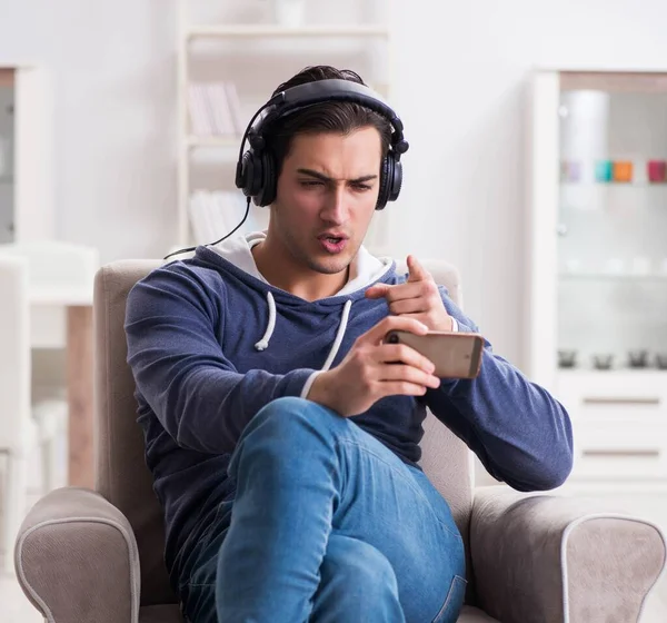 Joven hombre guapo escuchando música con auriculares —  Fotos de Stock