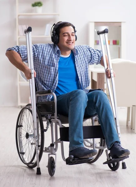 Hombre discapacitado escuchando música en silla de ruedas —  Fotos de Stock