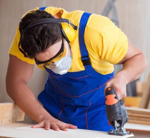 Junger Schreiner arbeitet mit Kreissäge — Stockfoto