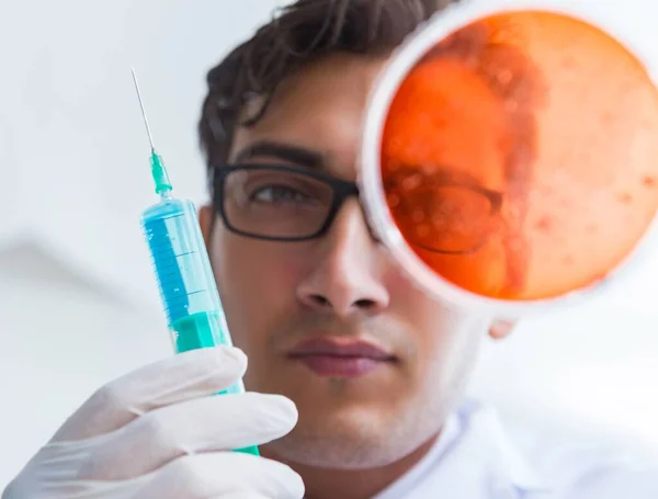 Chemisch werken in het laboratorium met gevaarlijke chemische stoffen — Stockfoto