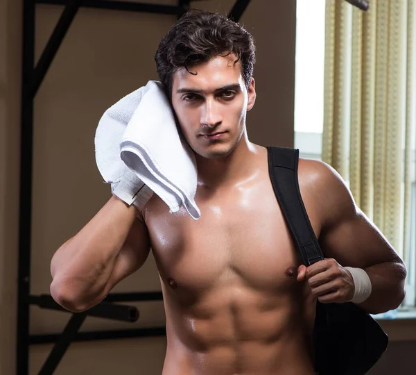 Hombre cansado después del entrenamiento en el gimnasio deportivo — Foto de Stock