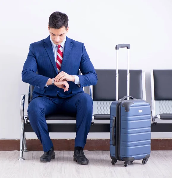 Homem a embarcar na sala de estar do aeroporto — Fotografia de Stock