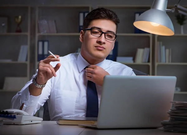 Affärsman under stress rökning på kontoret — Stockfoto