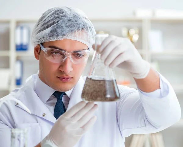 Jonge onderzoeker doet een watertest besmetting expe — Stockfoto