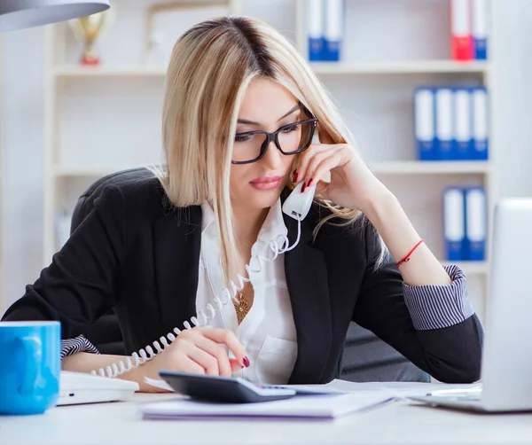 Busineswoman frustrato lavorare in ufficio — Foto Stock