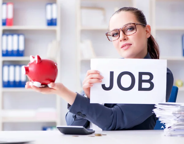 Empresária contratando novos funcionários no escritório — Fotografia de Stock