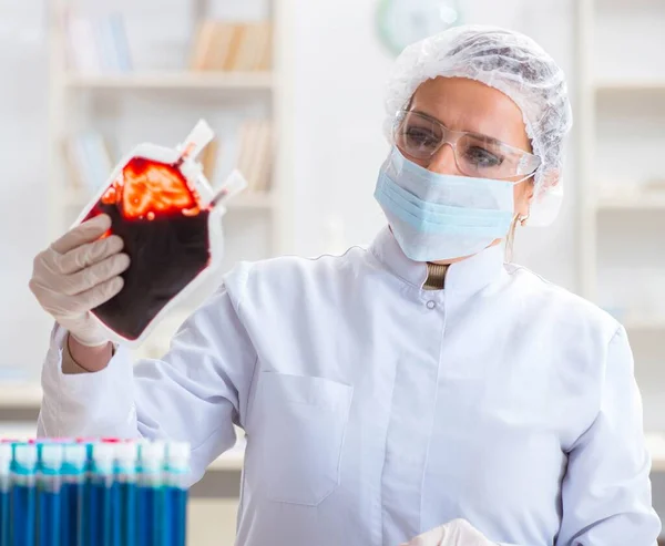 Γυναίκα γιατρός ελέγχει δείγματα αίματος στο εργαστήριο — Φωτογραφία Αρχείου