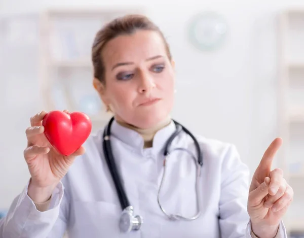 Cardiólogo con corazón rojo en concepto médico —  Fotos de Stock