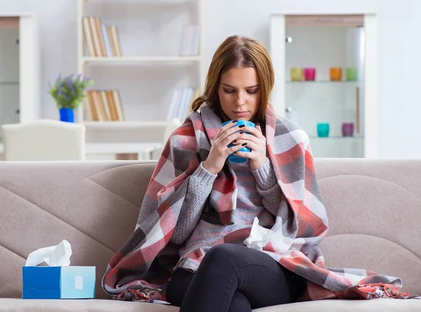 Mulher doente que sofre de gripe em casa — Fotografia de Stock