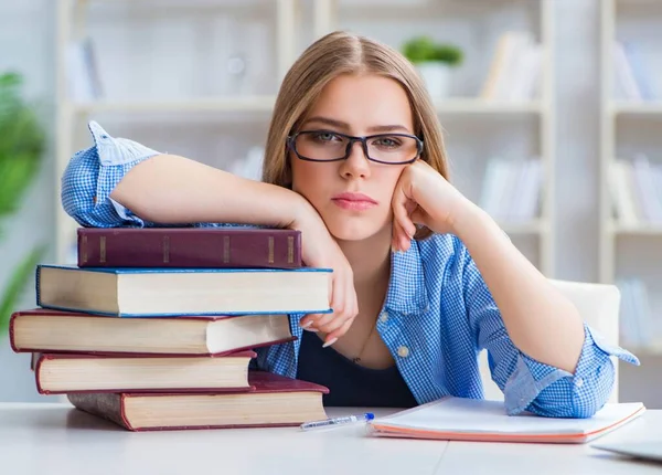 Jovem adolescente estudante se preparando para exames em casa — Fotografia de Stock