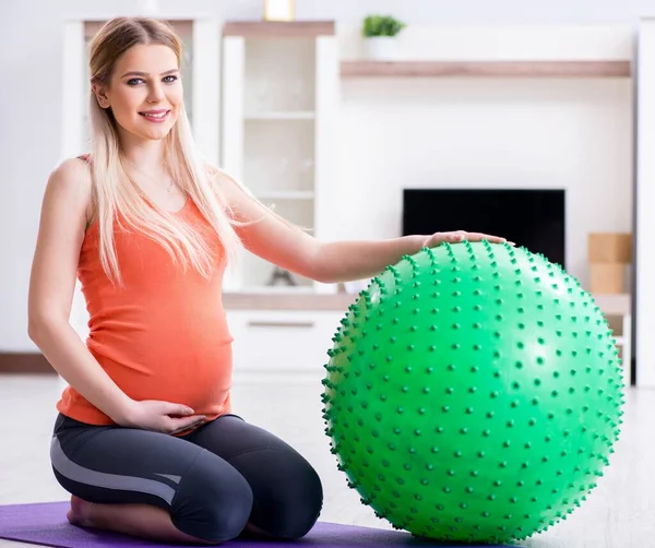 Giovane donna che si prepara per il parto esercitandosi a casa — Foto Stock