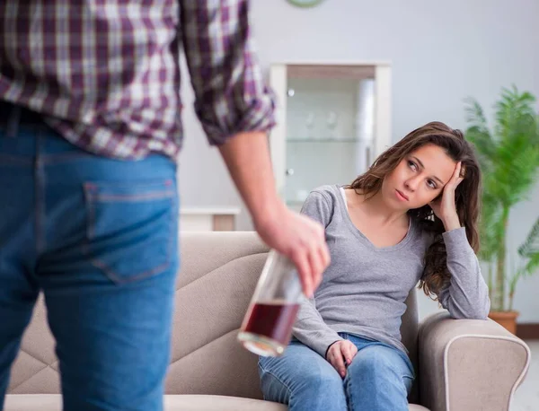 Conceito de violência doméstica em uma discussão familiar com alcoólatra bêbado — Fotografia de Stock