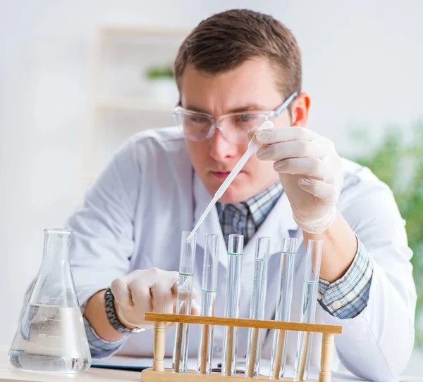 研究室で実験する若い化学者の学生 — ストック写真