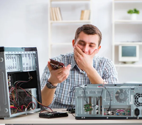 Jovem técnico de reparação de computador em oficina — Fotografia de Stock