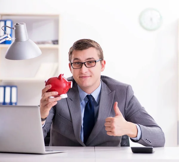 Jovem empregado com piggybank no conceito de poupança de pensões — Fotografia de Stock