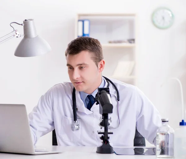 Männlicher Arzt schaut sich Laborergebnisse im Krankenhaus an — Stockfoto