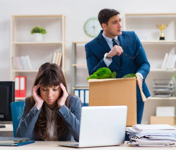 Person som fått sparken från sitt arbete — Stockfoto