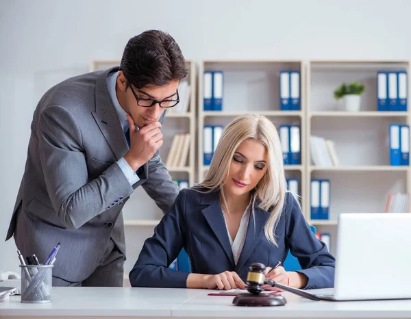 Lawyer discussing legal case with client — Stock Photo, Image