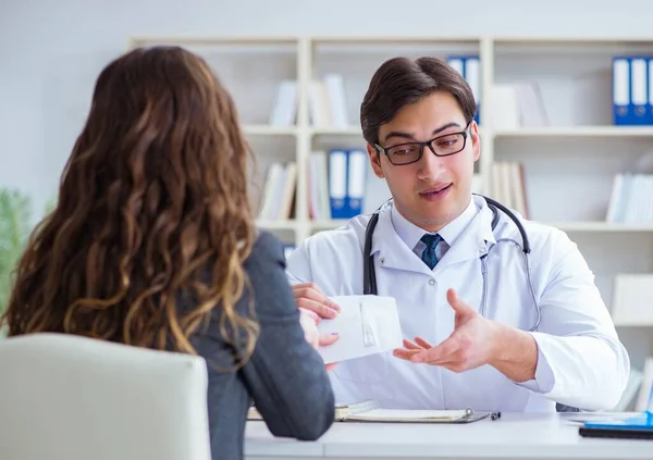 Sağlık sigortası dolandırıcılığı konseptinde genç doktor — Stok fotoğraf