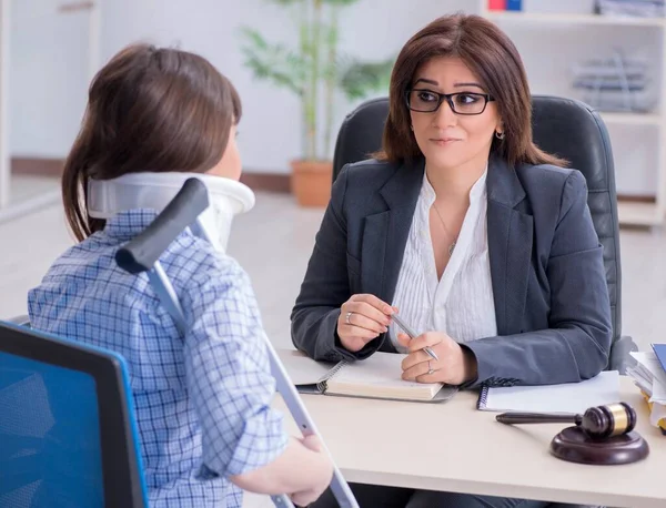 Gewonde werknemer op bezoek bij advocaat voor advies over verzekeringen — Stockfoto