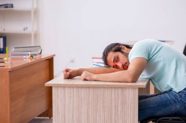 Genç erkek öğrenci salgın sırasında sınıfta.