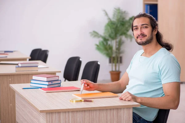 Genç erkek öğrenci salgın sırasında sınıfta. — Stok fotoğraf