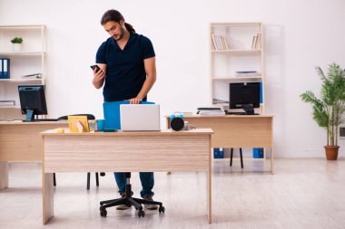 İş yerinde çalışan genç bir erkek.