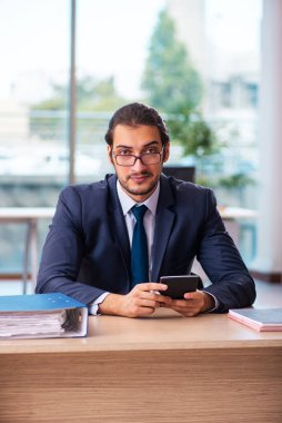 Ofiste çalışan genç bir muhasebeci.