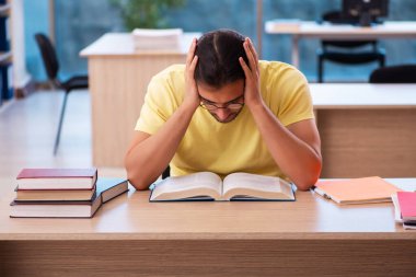 Sınavlara hazırlanan genç bir erkek öğrenci.