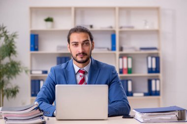 Ofiste çalışan genç bir erkek.