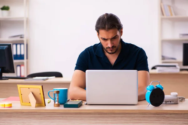 Joven empleado masculino que trabaja en el lugar de trabajo —  Fotos de Stock