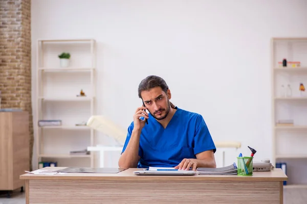 Joven doctor en concepto de telemedicina —  Fotos de Stock