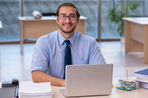 Jeune comptable homme travaillant dans le bureau — Photo