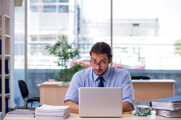 Jeune comptable homme travaillant dans le bureau — Photo