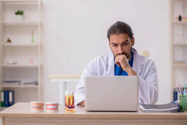 Giovane odontologo maschile nel concetto di telemedicina — Foto Stock