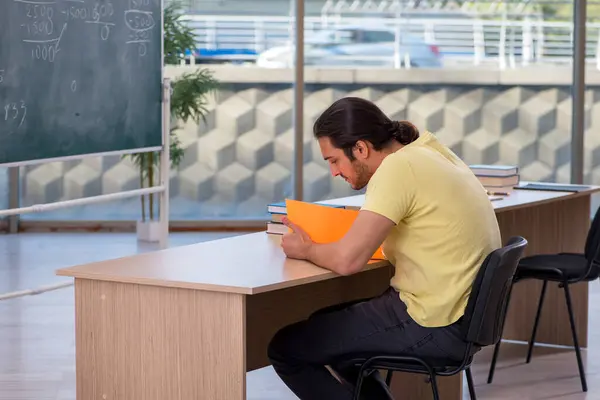 Mladý muž student sedí ve třídě — Stock fotografie