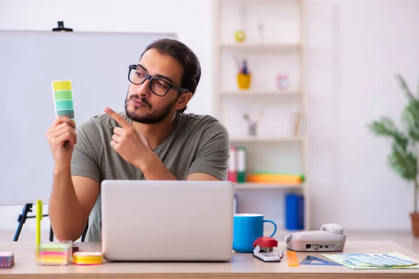 Joven diseñador masculino trabajando en la oficina — Foto de Stock