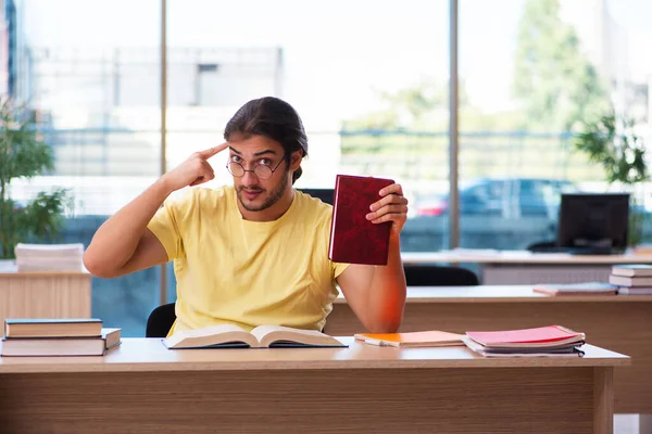 Joven estudiante masculino preparándose para los exámenes en el aula —  Fotos de Stock