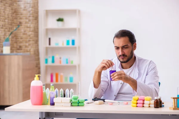 Jonge mannelijke chemicus testen zeep in het lab — Stockfoto