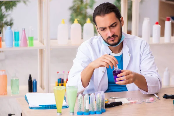 Junger Chemiker testet Seife im Labor — Stockfoto