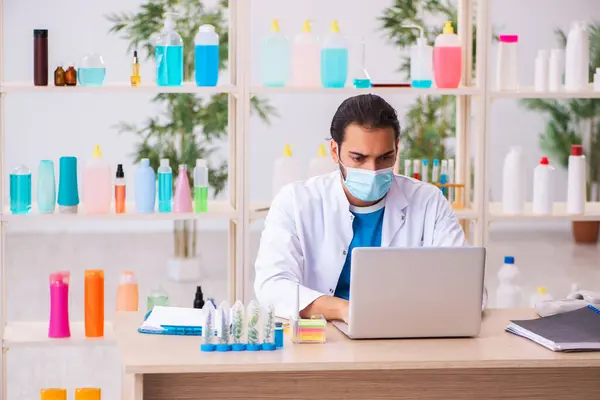 Jeune chimiste mâle testant du savon dans le laboratoire — Photo