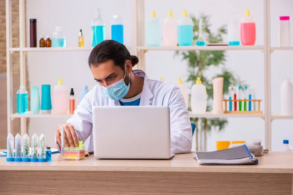 Jonge mannelijke chemicus testen zeep in het lab — Stockfoto